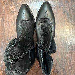 Worn twice, like new, Eu 37, but will be good Eu 38